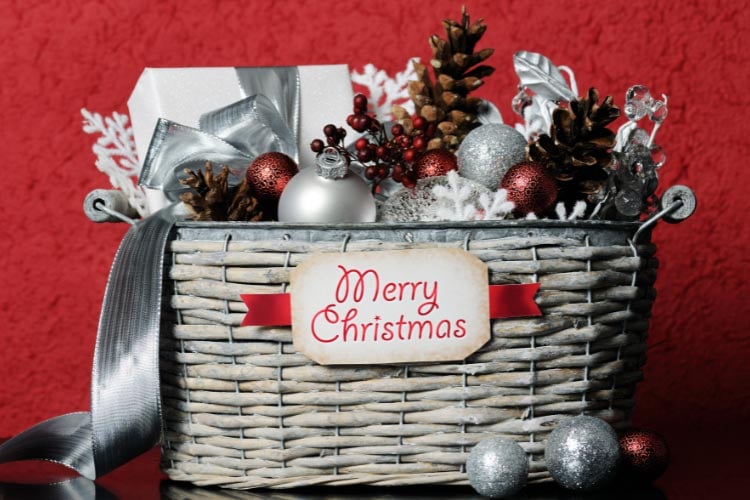 Christmas baskets are so versatile that can be used in both large houses and as small apartment