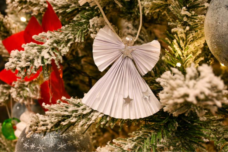 Paper ornaments top the list of the cheapest and most versatile Christmas decorating ideas