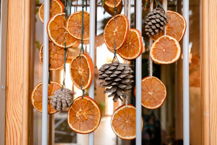 Edible garlands bring a charm to Christmas decorating 