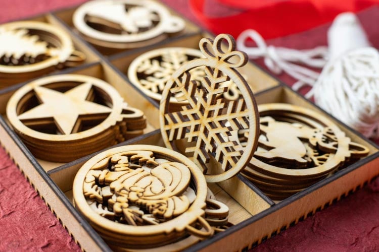 For a natural touch to your Christmas tree or holiday displays